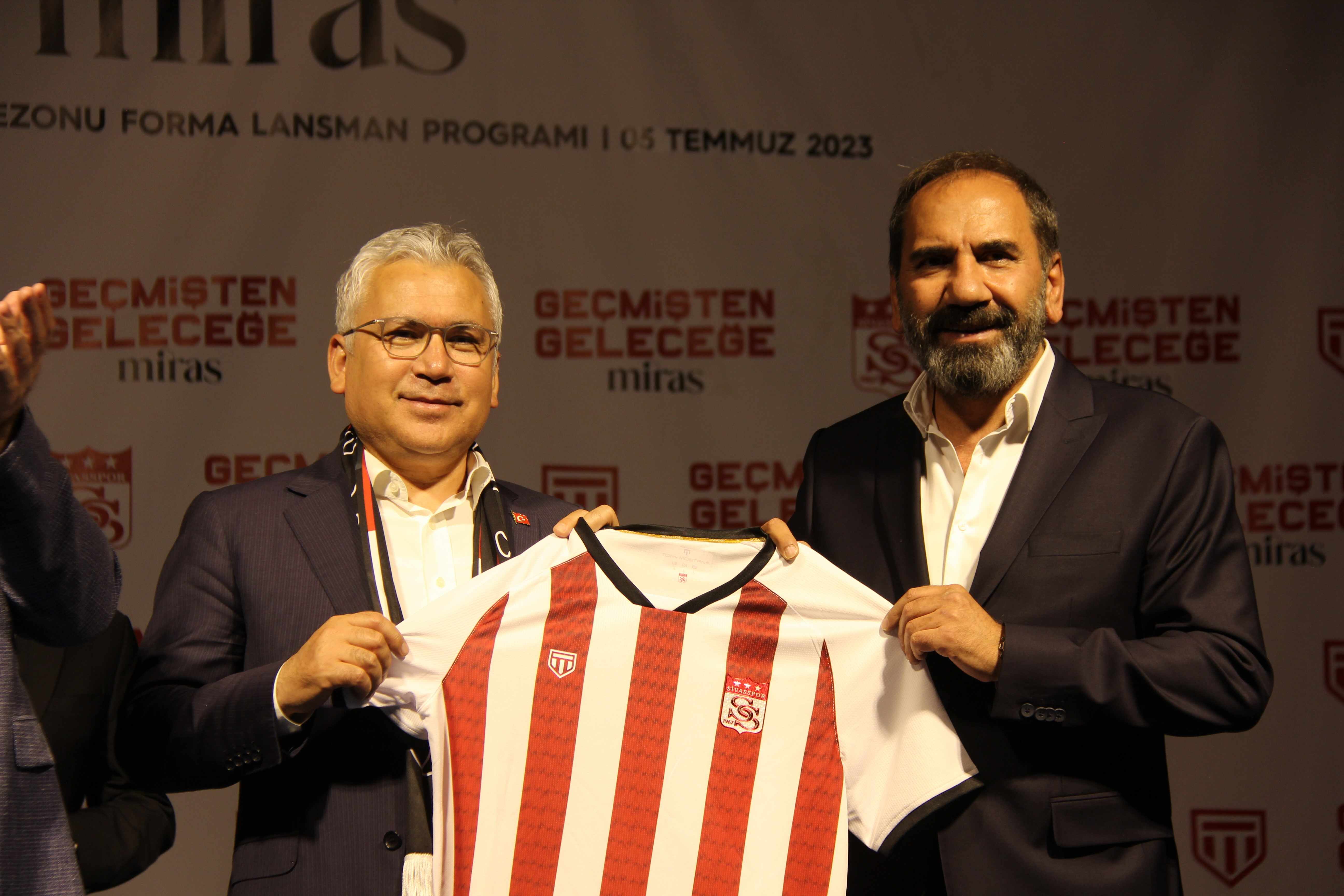 sivasspor-un-yeni-sezonda-giyecegi-formalar-satisa-sunuldu (3)