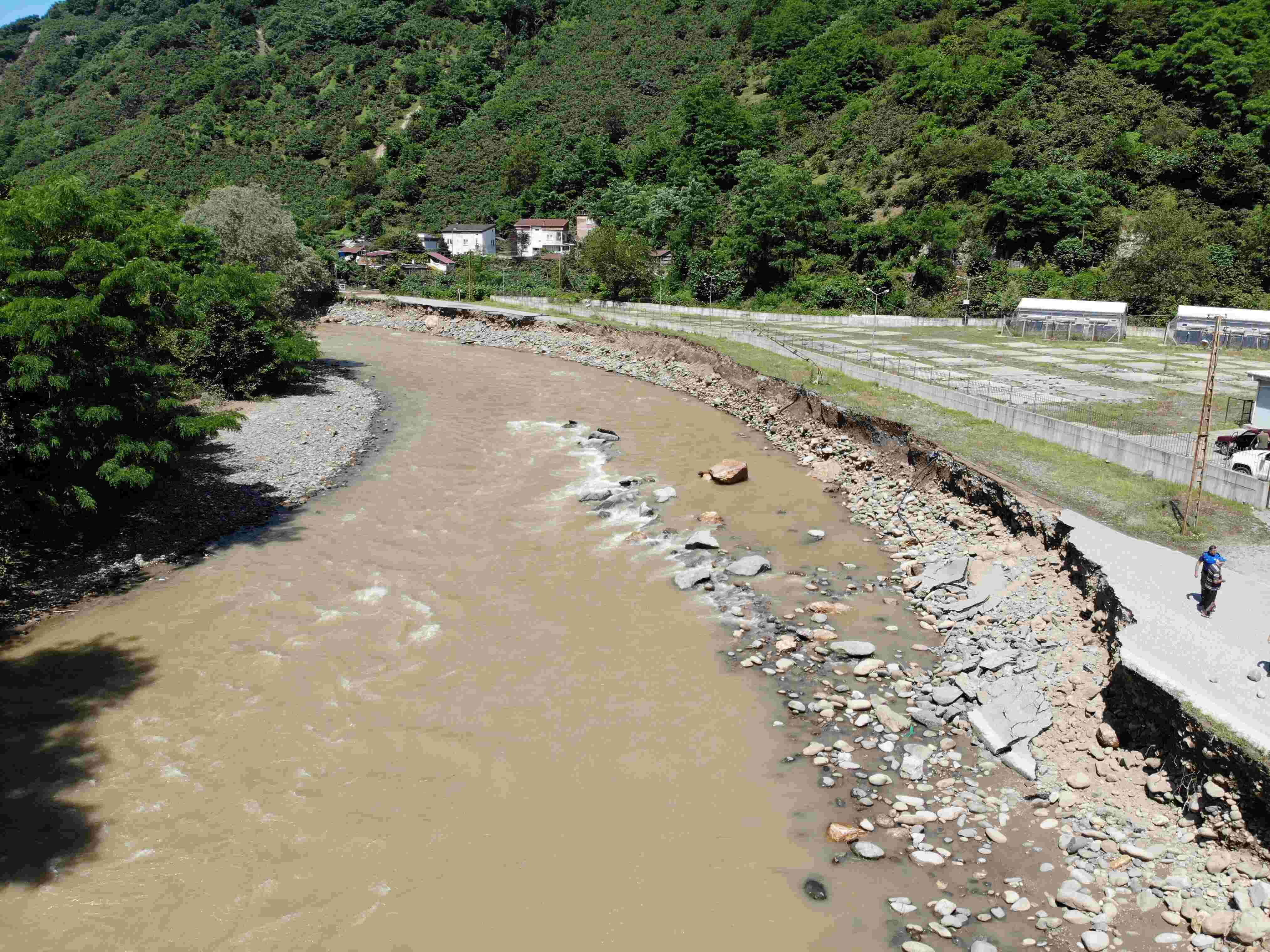 yagislar-nedeniyle-ordudaki-karadeniz-akdeniz-yolunda-ulasim-durdu (1)