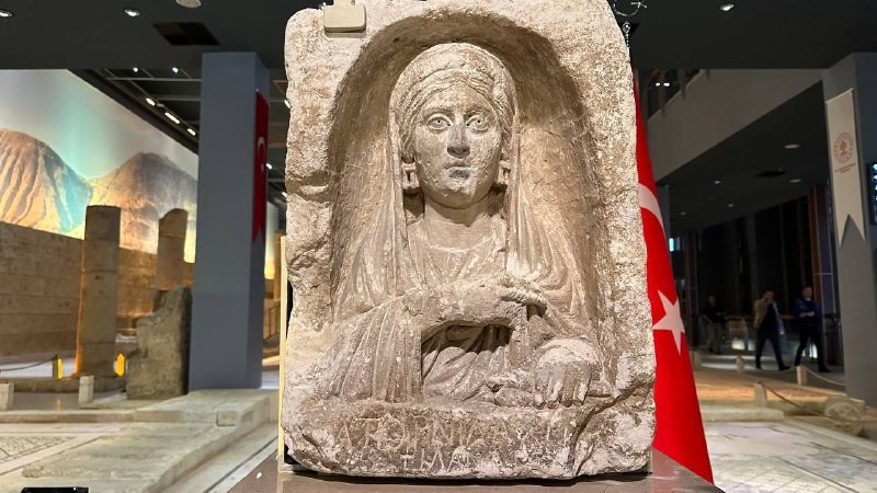 zeugma-kokenli-mezar-steli-gaziantep-zeugma-mozaik-muzesine-iade-edildi (1)