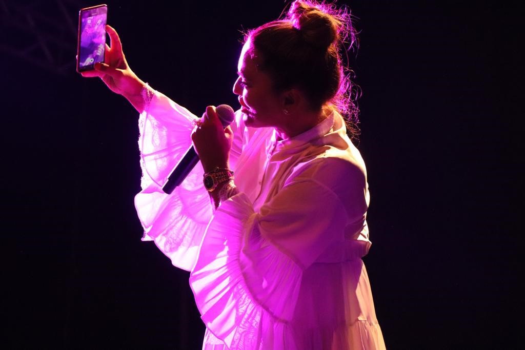 demet-akalin-duzcedeki-konseriyle-unutulmaz-bir-gece-yasatti (3)