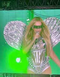 konseri-sirasinda-sahnesi-bozulan-beyonce-sahneyi-terk-etti (1)-1