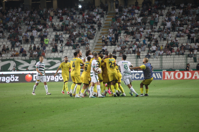 konyaspor-istanbulspor-macinda-gerginlik-yasandi (2)