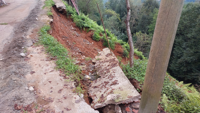 rizedeki-iki-katli-evin-altinda-toprak-kaymasi-meydana-geldi (1)