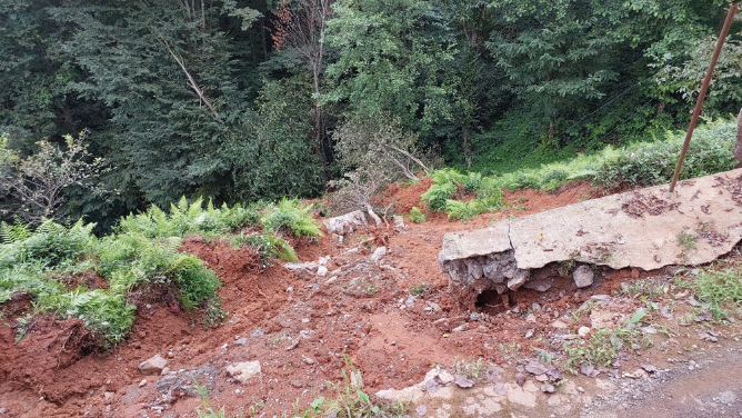 rizedeki-iki-katli-evin-altinda-toprak-kaymasi-meydana-geldi (2)