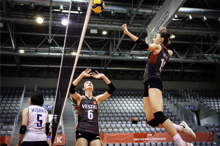 voleybol-kadin-milli-takimi-dunya-sampiyosinda-finale-yükseldi (1)