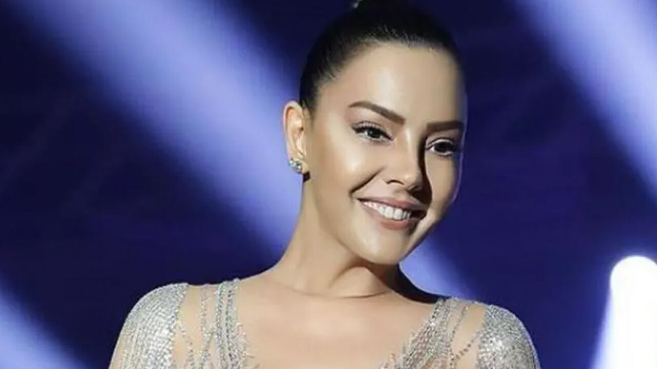 Ebru Gündeş 'Hiç değişmediğim doğrudur' diyerek çocukluk fotoğrafını paylaştı! Takipçileri yorum yağdırdı!