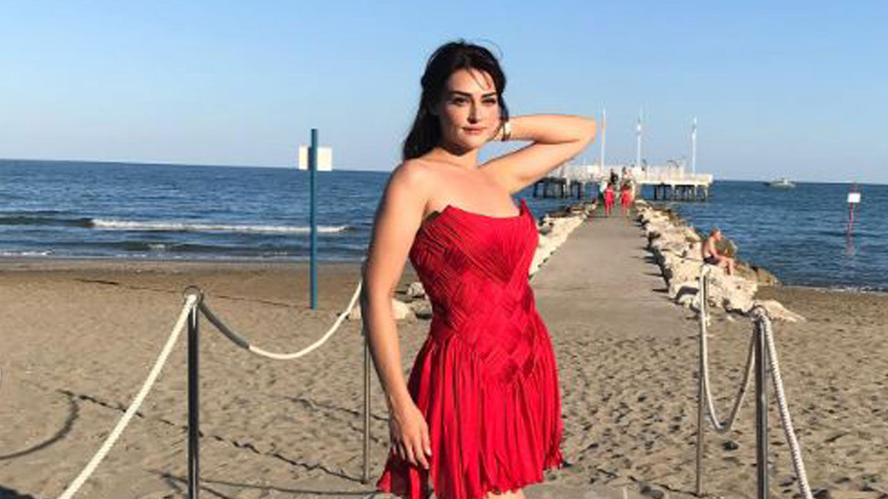 Esra Bilgiç'in kırmızı halı pozları çok beğenildi