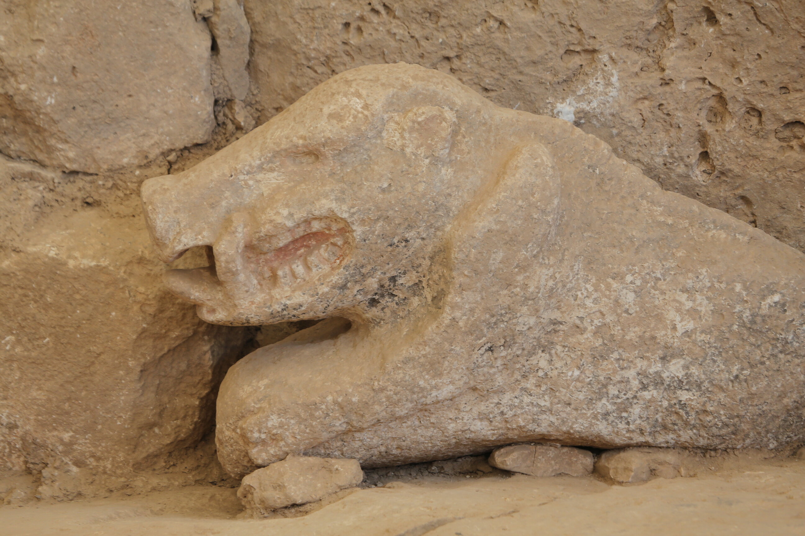 gobeklitepede-dunyanin-en-eski-boyali-heykeli-bulundu
