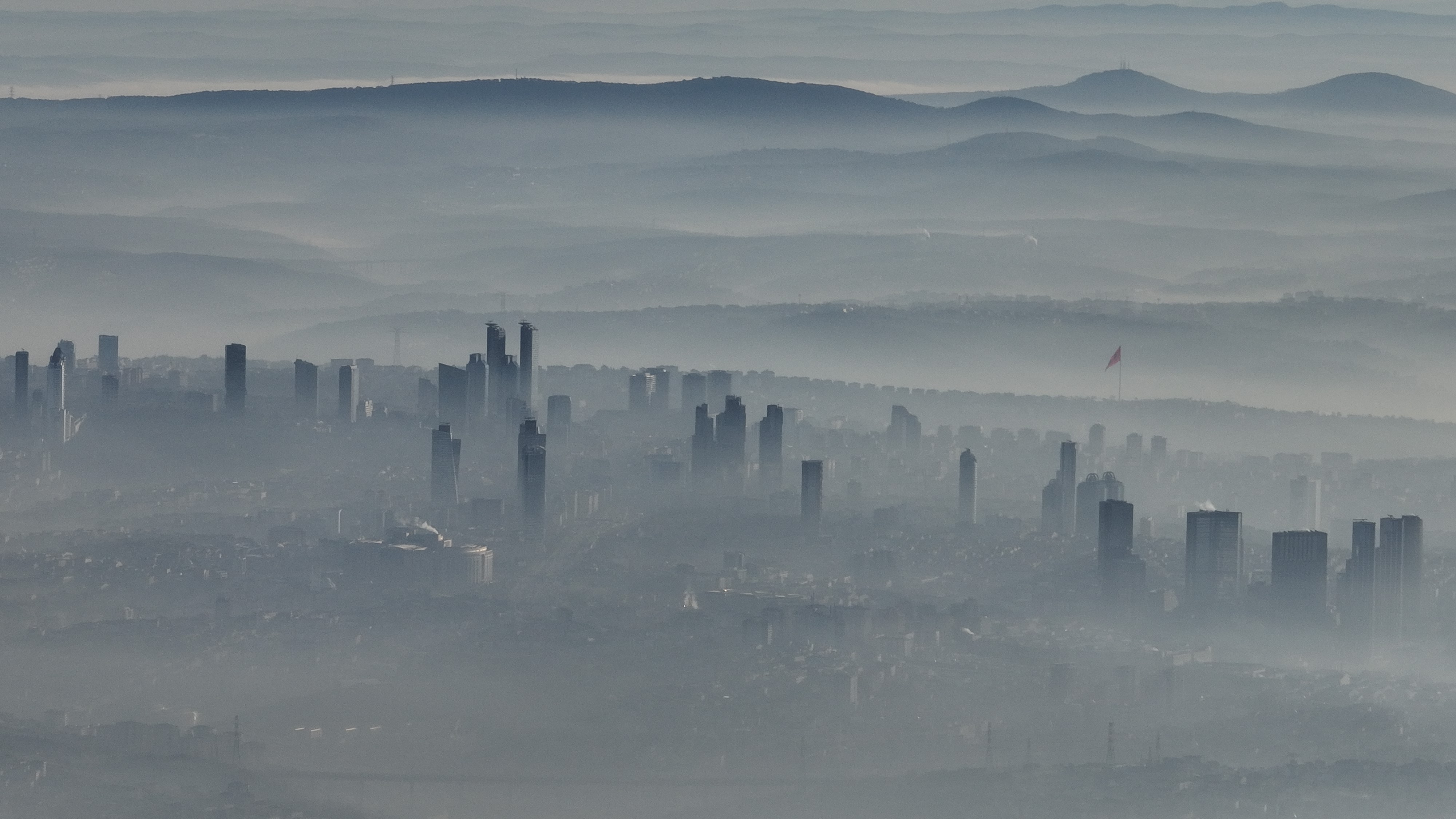 İstanbul'da sabah saatlerinde etkili olan sis dron ile görüntülendi. İ