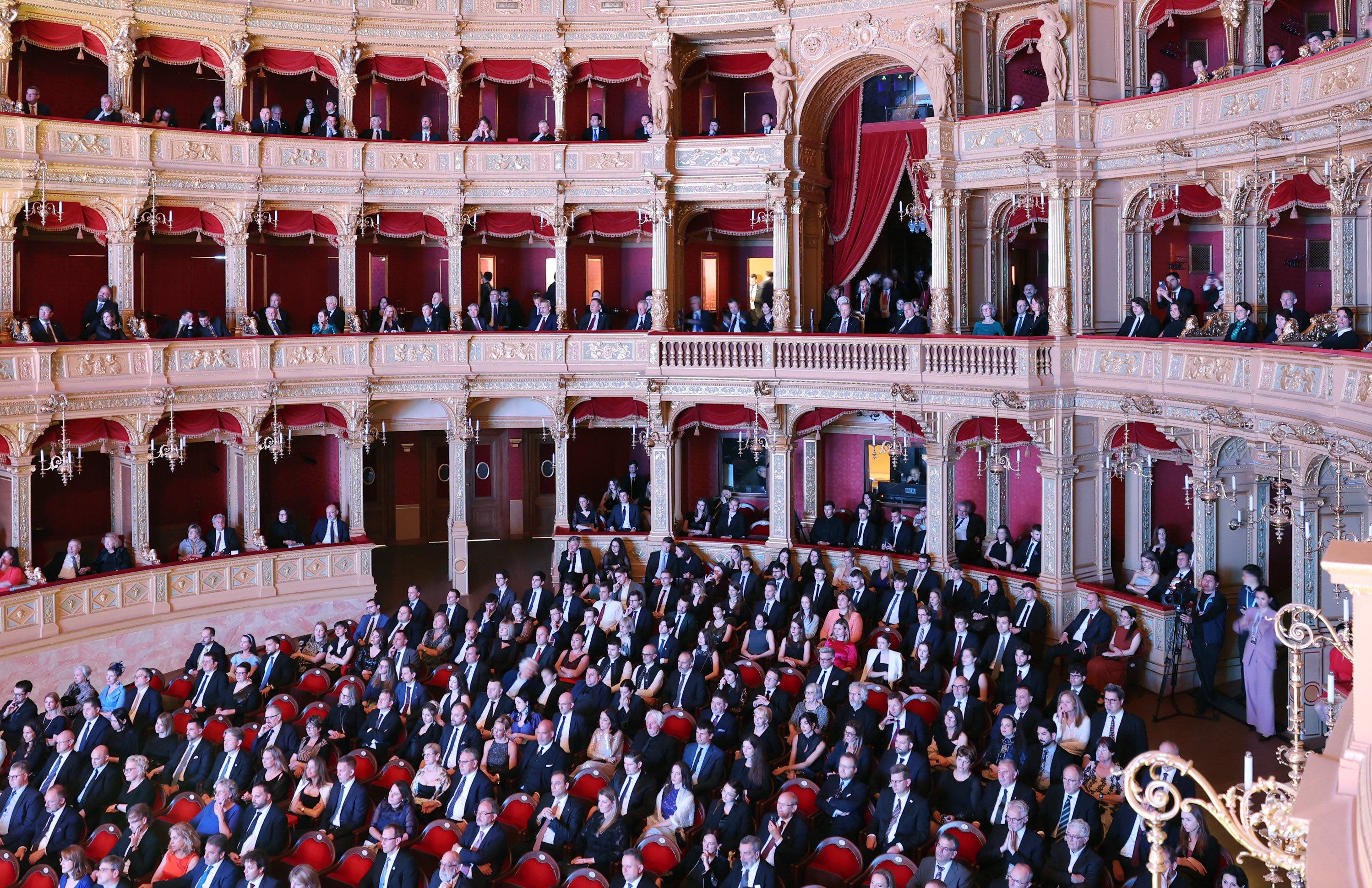 C U M H U R B A S K A N I E R D O G A N M A C A R I S T A N B A S B A K 725531 214425