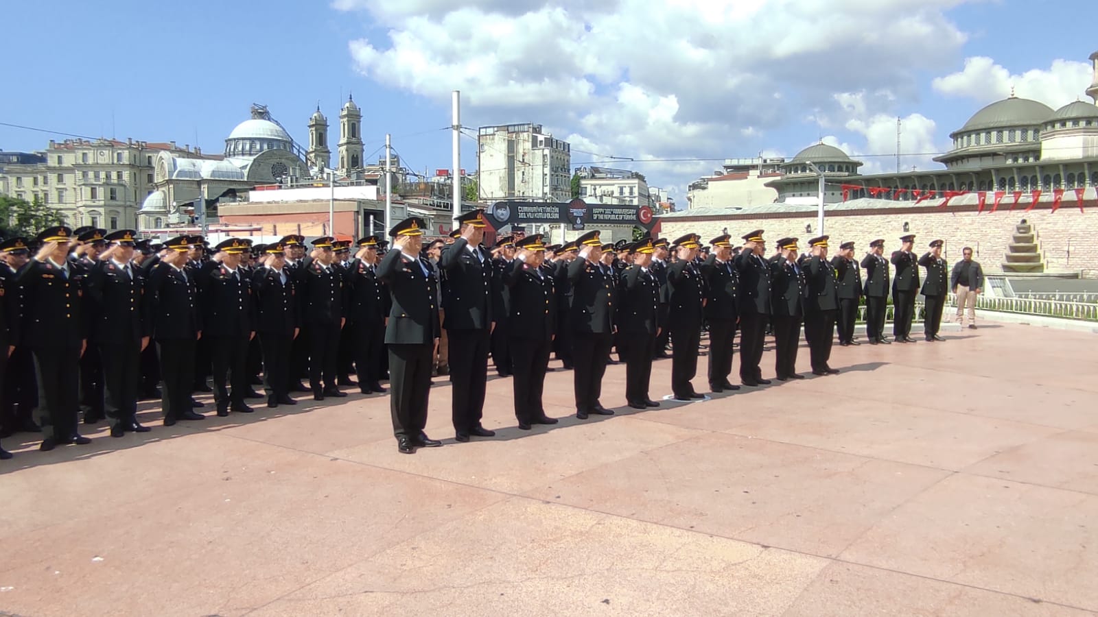 I S T A N B U L T A K S I M D E J A N D A R M A T E S K I L A T I N I 764777 225736