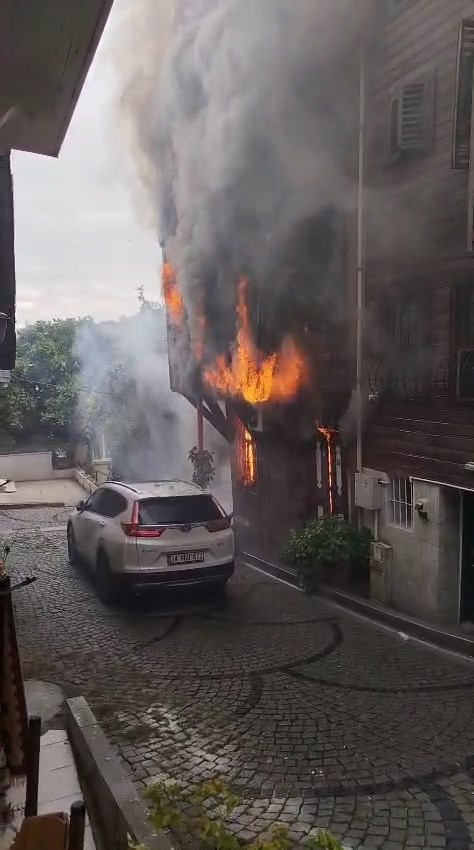 I S T A N B U L B E S I K T A S’ T A 3 K A T L I A H S A P B I N A 941716 279616