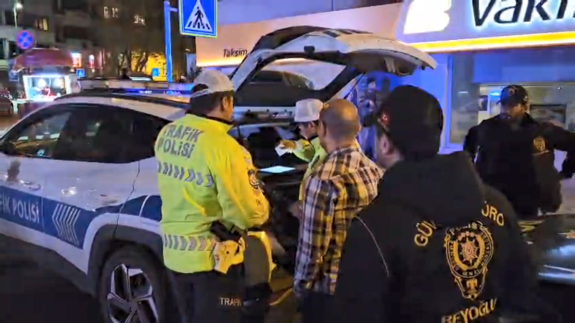 I S T A N B U L B E Y O G L U N D A H U Z U R I S T A N B U L 1021754 303181