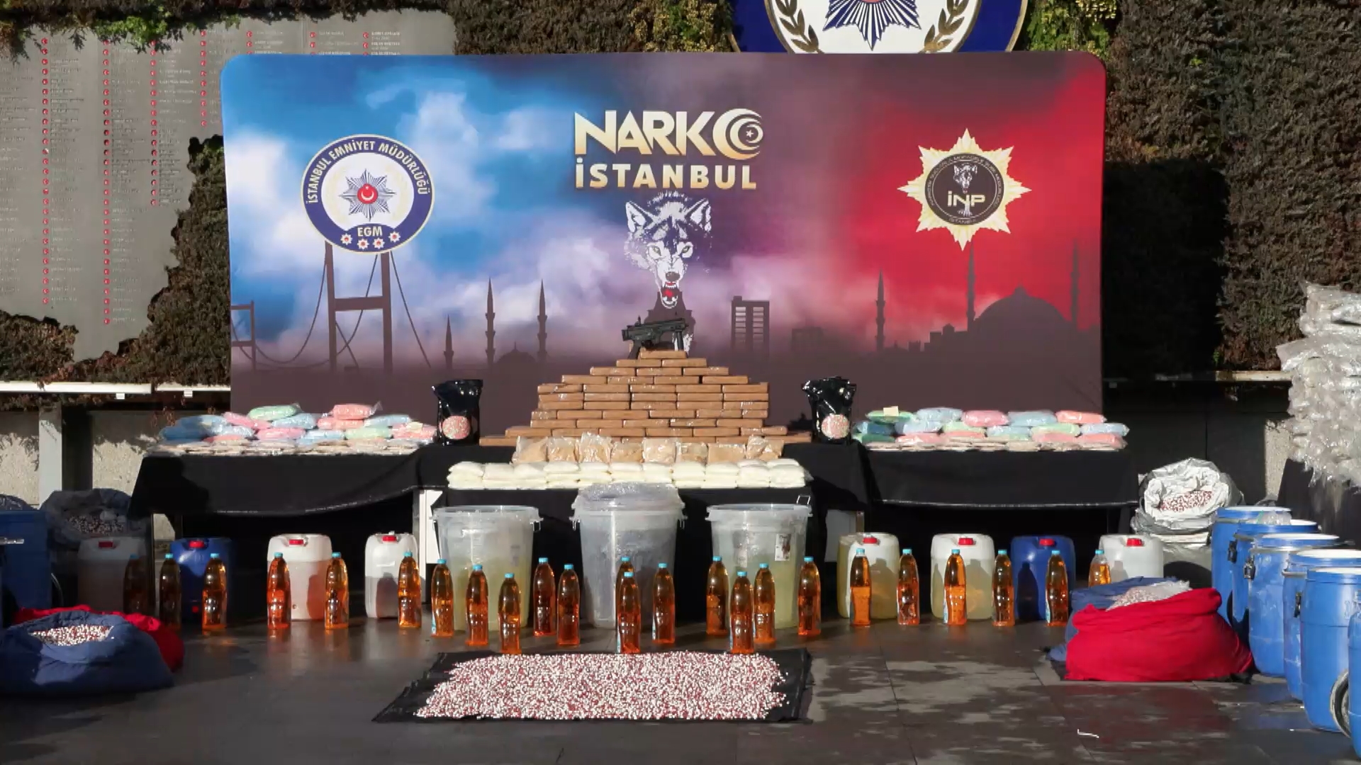 I S T A N B U L I S T A N B U L D A O P E R A S Y O N L A E L E G E 1063838 315664