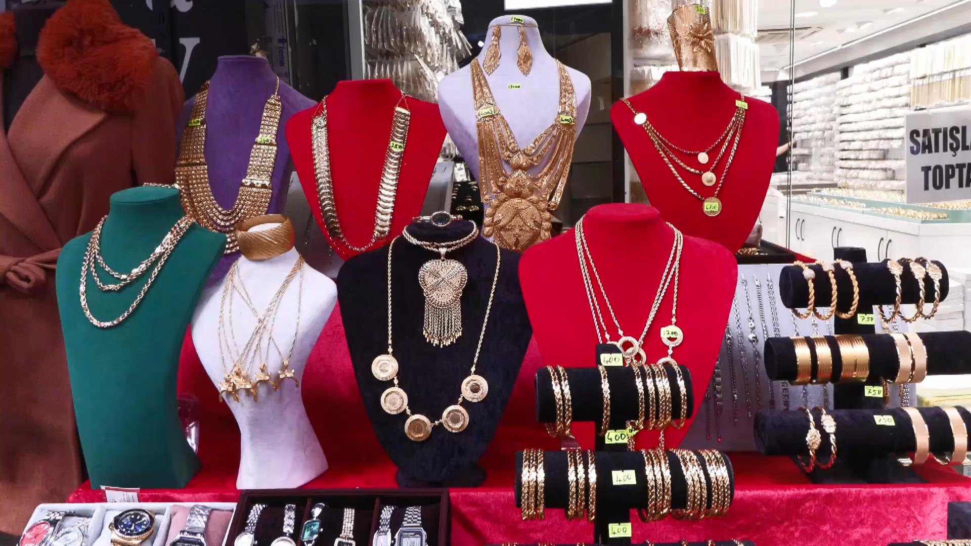 I S T A N B U L U Z M A N L A R D A N I M I T A S Y O N A L T I N 1046904 310655