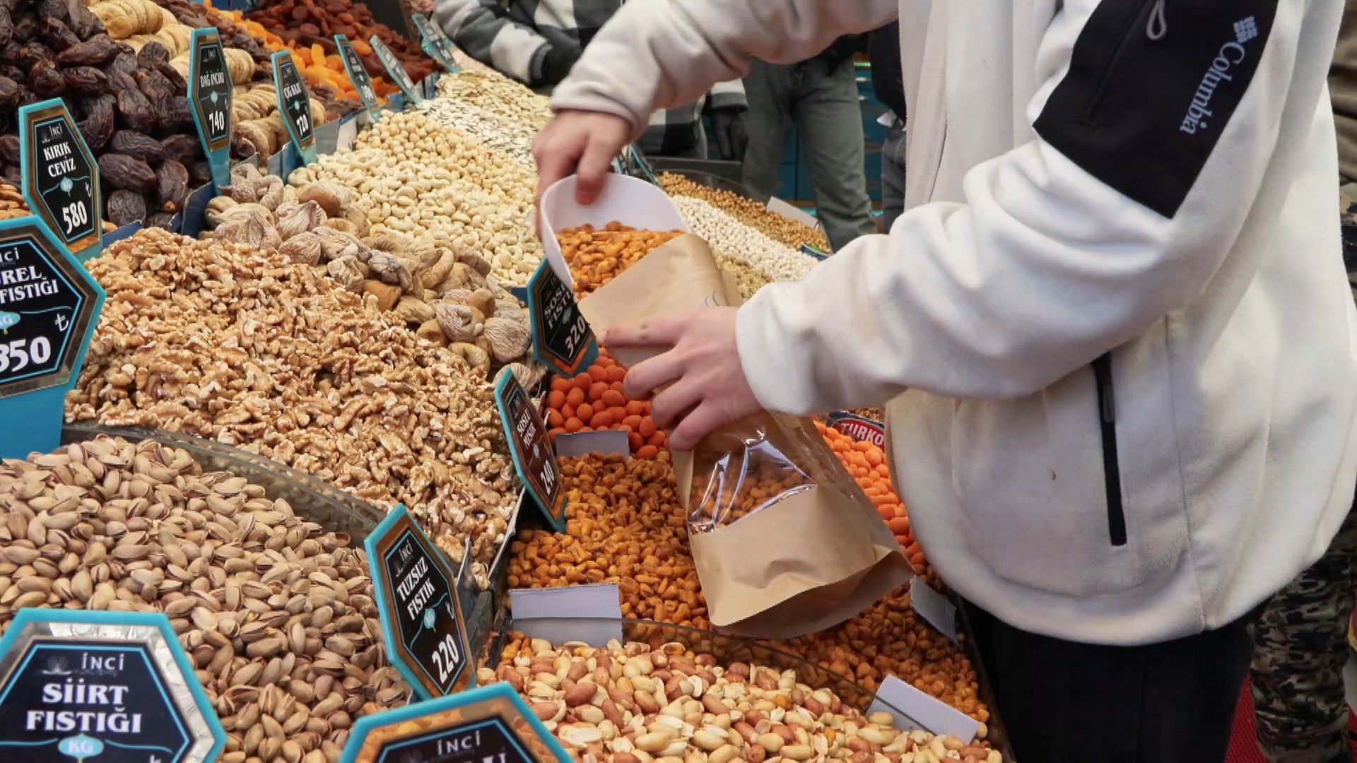 I S T A N B U L Y E N I Y I L A B I R G U N K A L A E M I N O N 1088340 323051