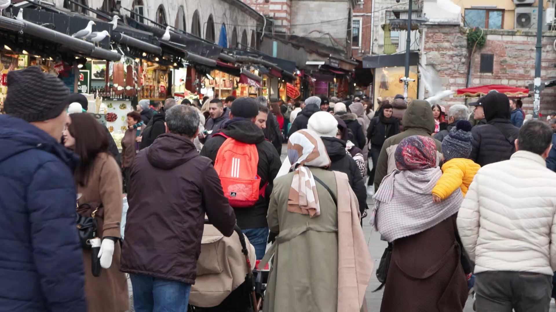 I S T A N B U L Y E N I Y I L A B I R G U N K A L A E M I N O N 1088343 323051