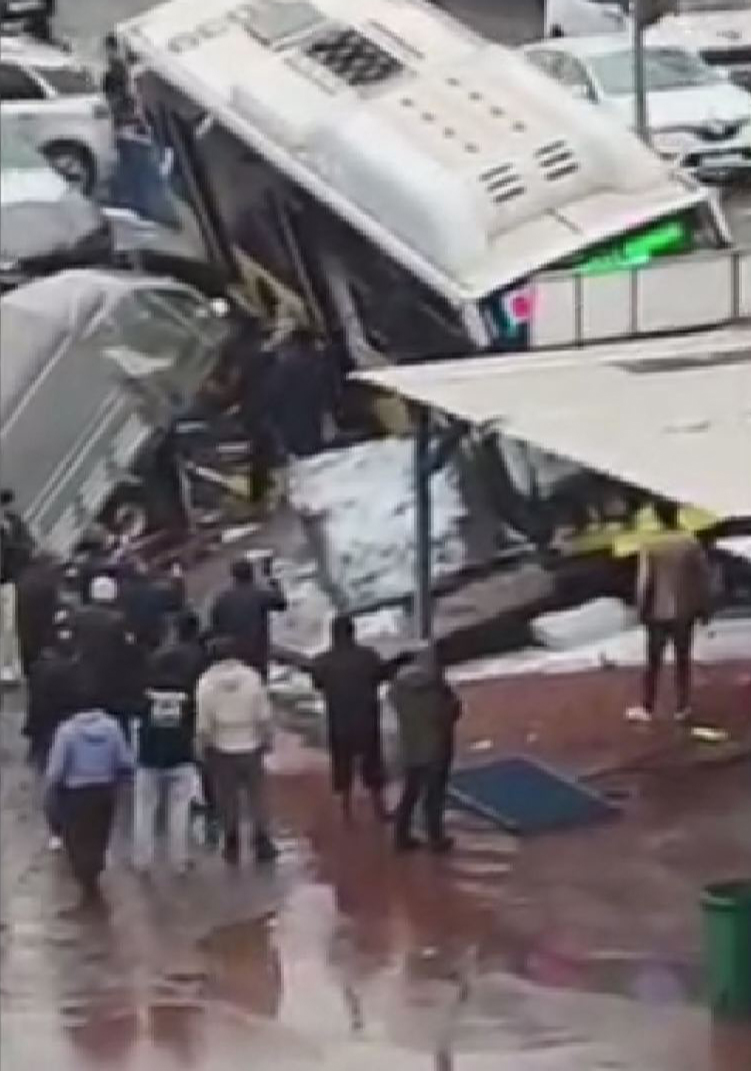 I S T A N B U L E S E N L E R D E I E T T O T O B U S U O T O P A 1125618 334055