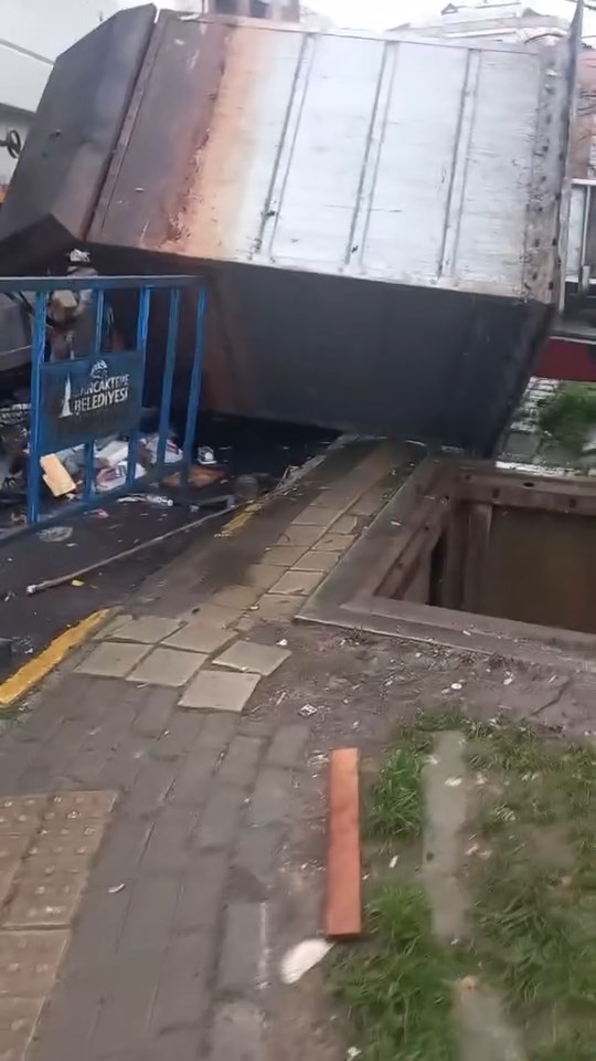 I S T A N B U L S A N C A K T E P E’ D E C O P K O N T E Y N E R I 1109304 329306