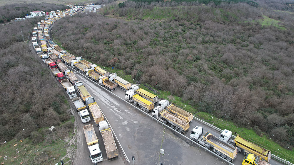 Arnavutköy’de döküm sahası yolunda kilometrelerce hafriyat kuyruğu