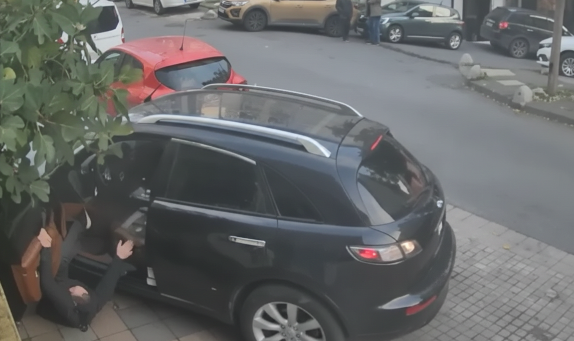 Bu kadarı ancak filmlerde olur! Kendi aracının altında kaldı