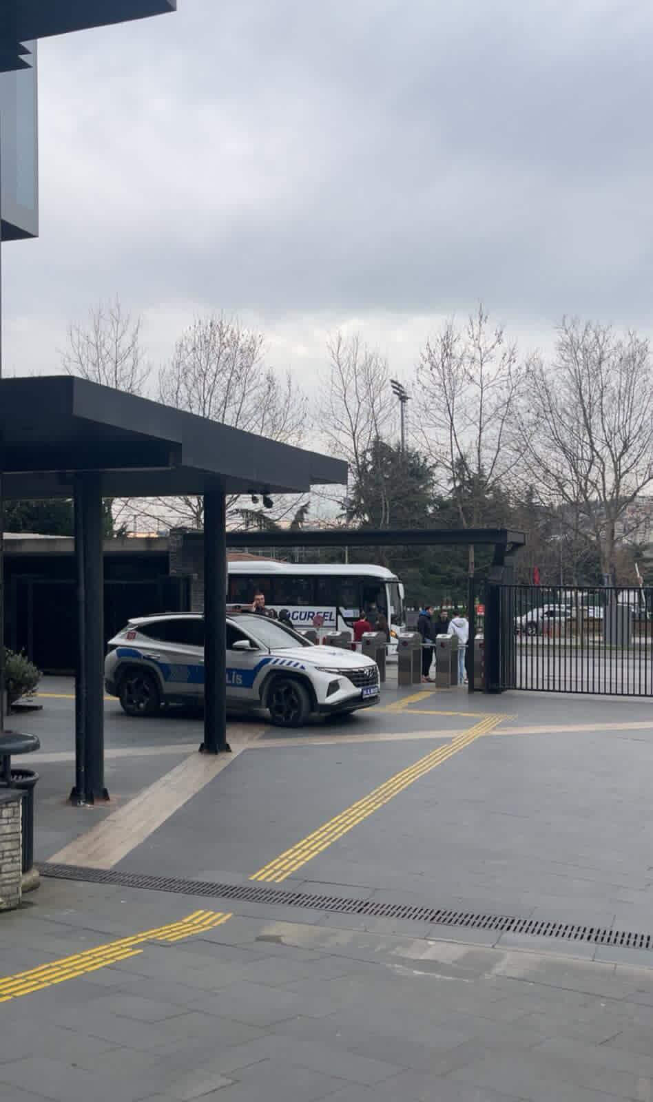 I S T A N B U L B E Y O G L U’ N D A U N I V E R S I T E D E D O N 1186408 352503