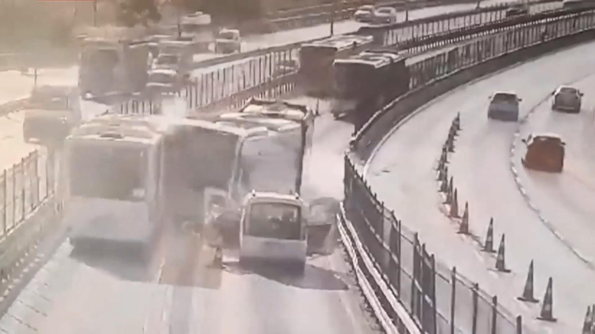 I S T A N B U L K U C U K C E K M E C E D E K I M E T R O B U S K A 1153691 342568