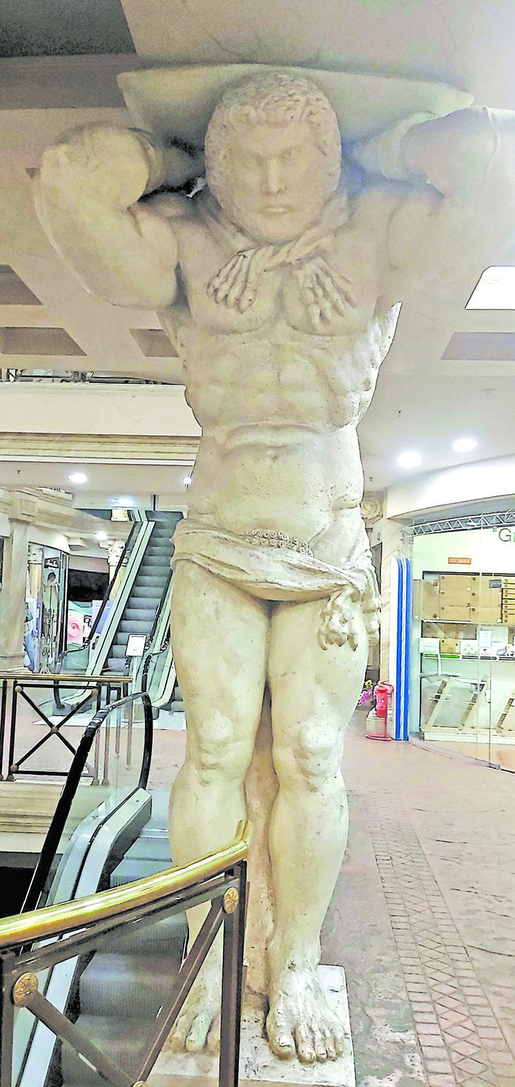 3 Heykeller U╠Êzerine Kurulu Bina (1)