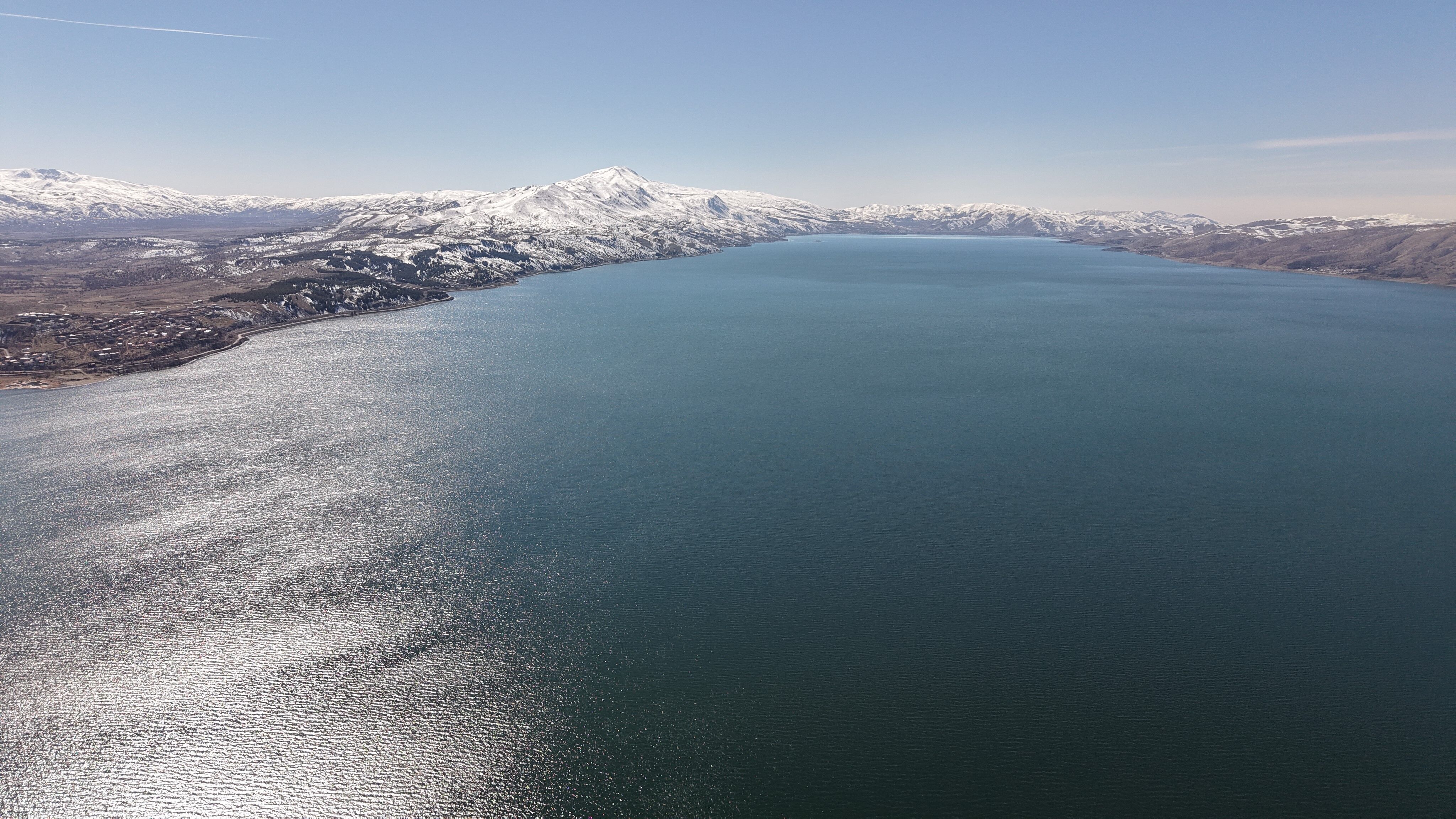 Kar, güneş ve maviliğin buluştuğu Hazar Gölü mest etti