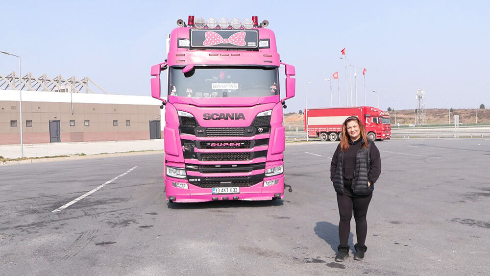 Pembe TIR'ıyla Avrupa'ya açıldı, gören bir daha bakıyor