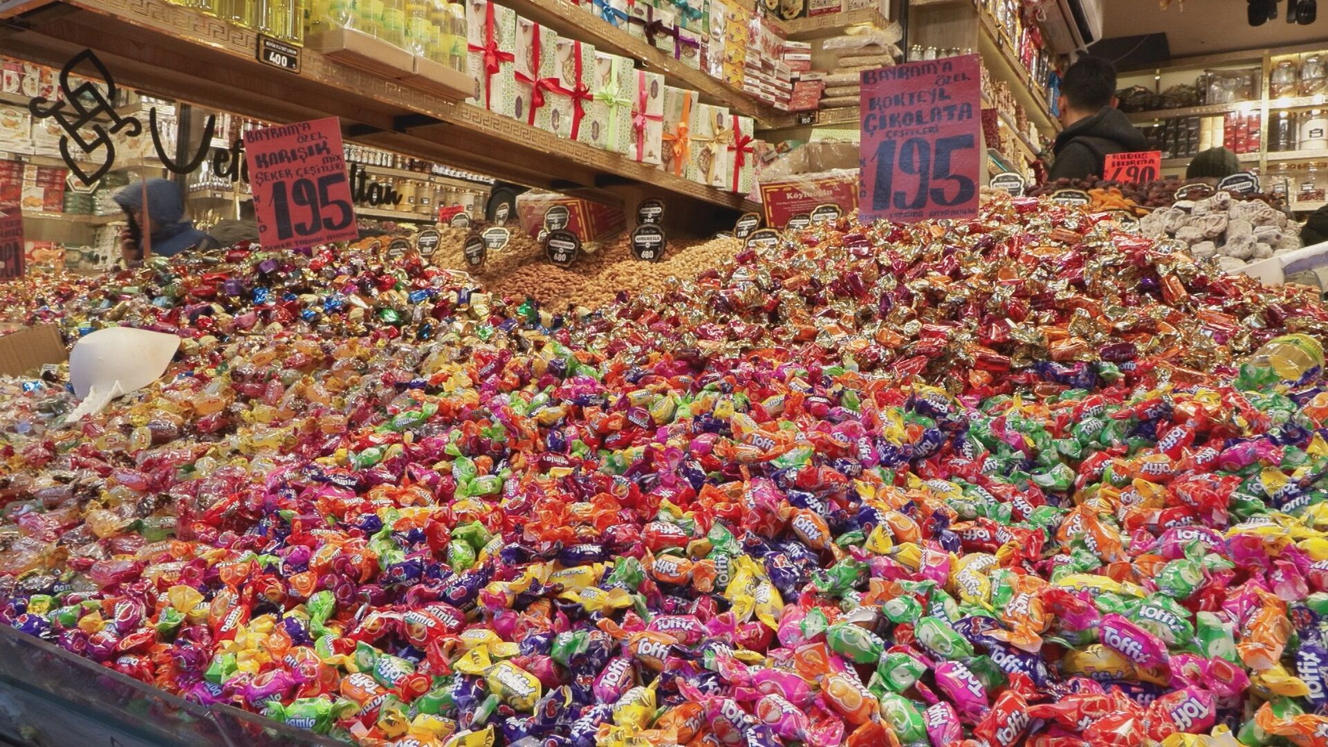 I S T A N B U L E M I N O N U N D E B A Y R A M A L I S V E R I S I 1220959 363069