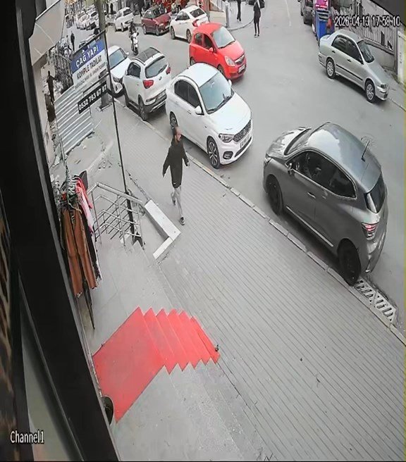 Avcilarda Araclari Tekmeleyen Supheli T 1259709 374851 (1)