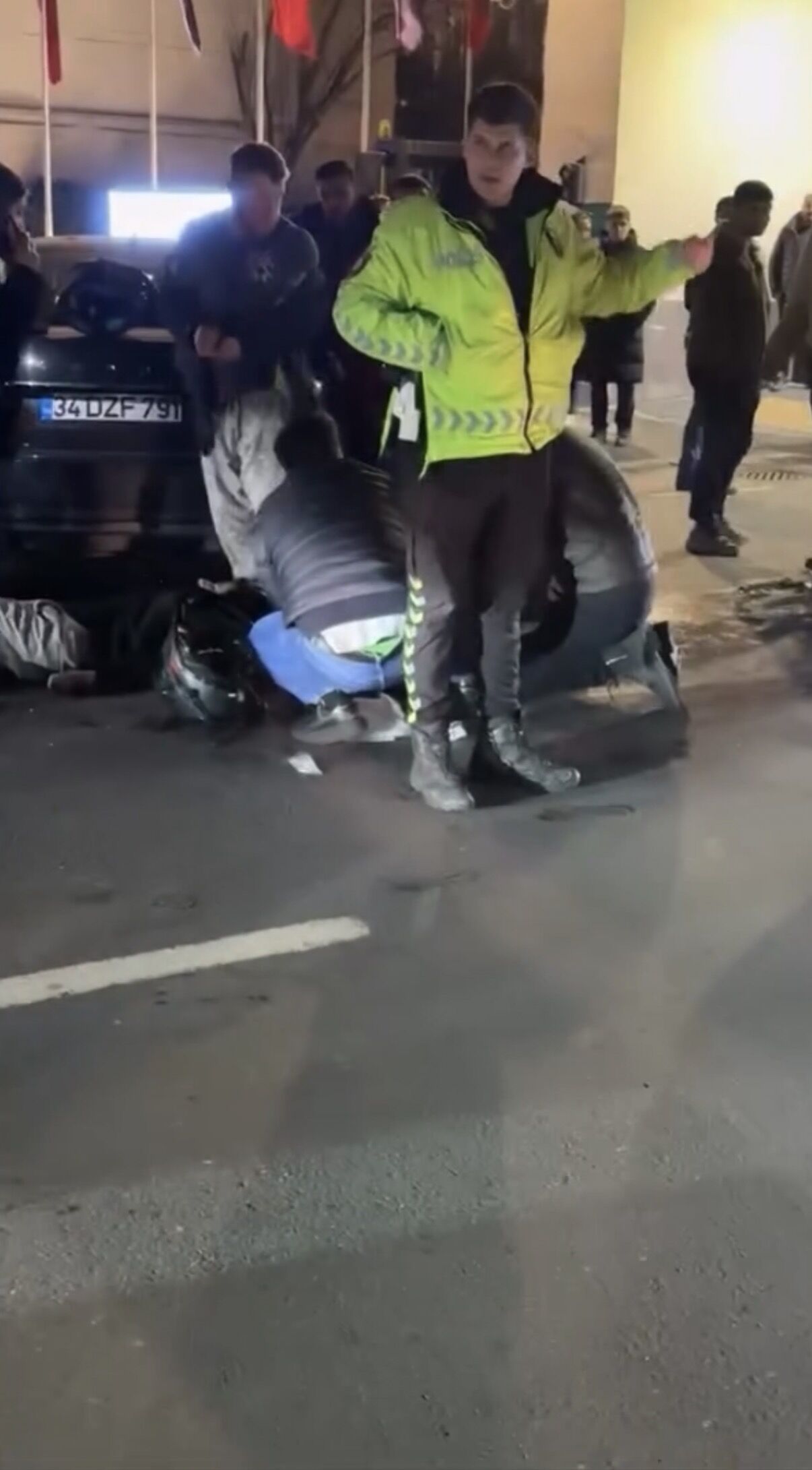 B E S I K T A S’ T A M O T O S I K L E T L E O T O M O B I L E C A R P A 1245499 370556