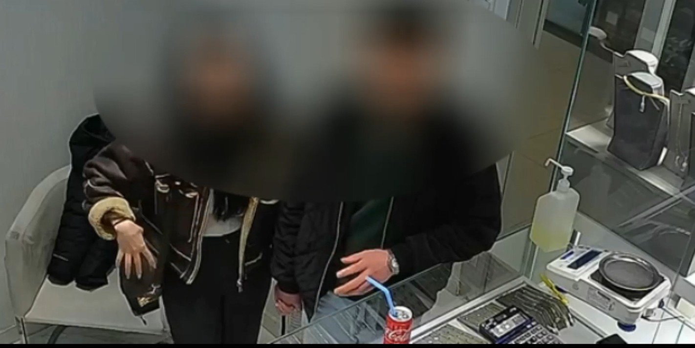 I S T A N B U L D A S A H T E A L T I N S O R U S T U R M A S I Y E 1280453 380982