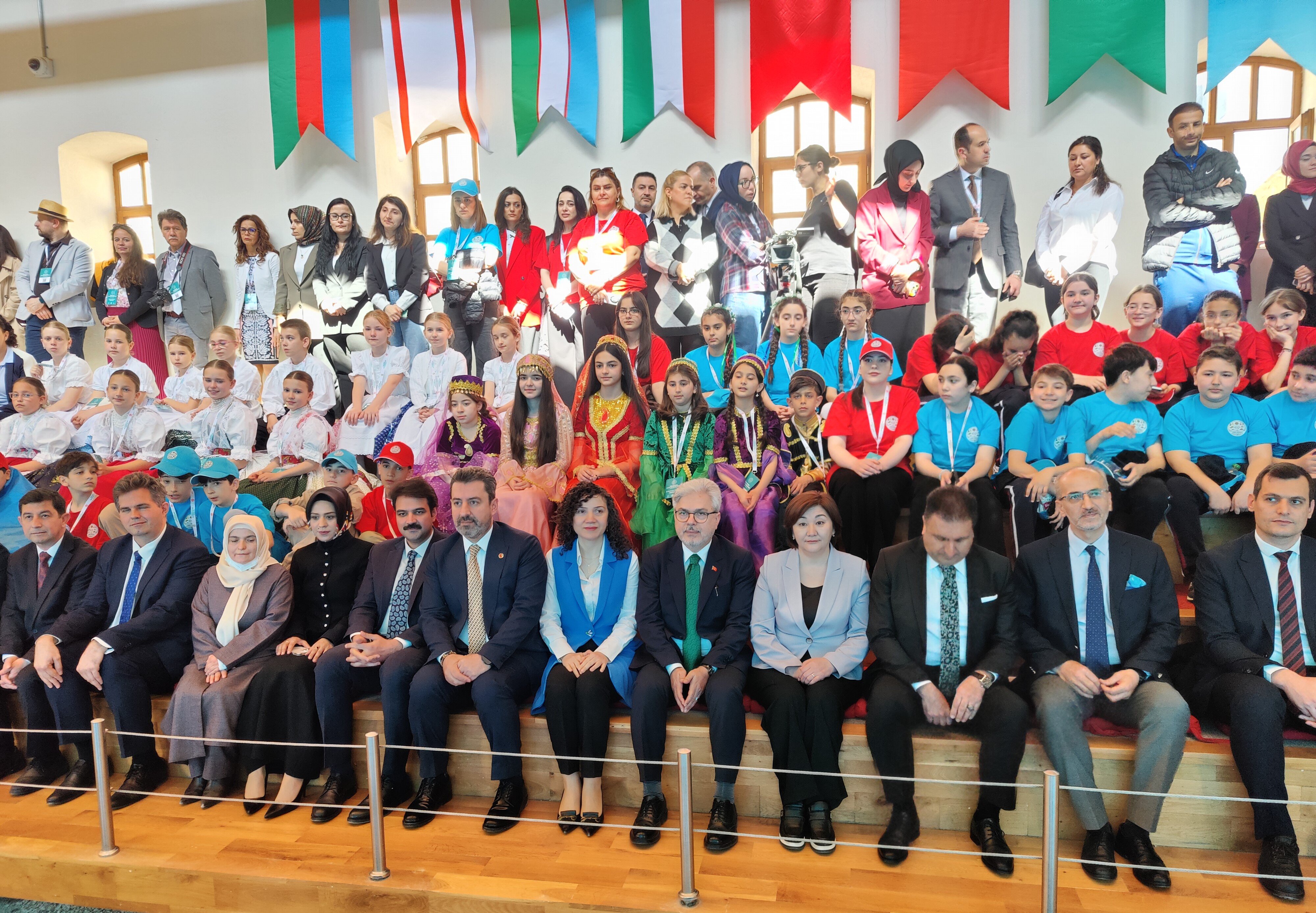 I S T A N B U L D A T U R K D U N Y A S I C O C U K O Y U N L A R I 1282583 381596