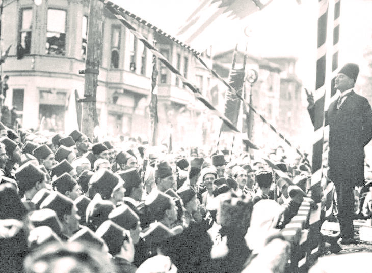 5Atatu╠Êrk 1924'Te Bursa Nutku Okurken