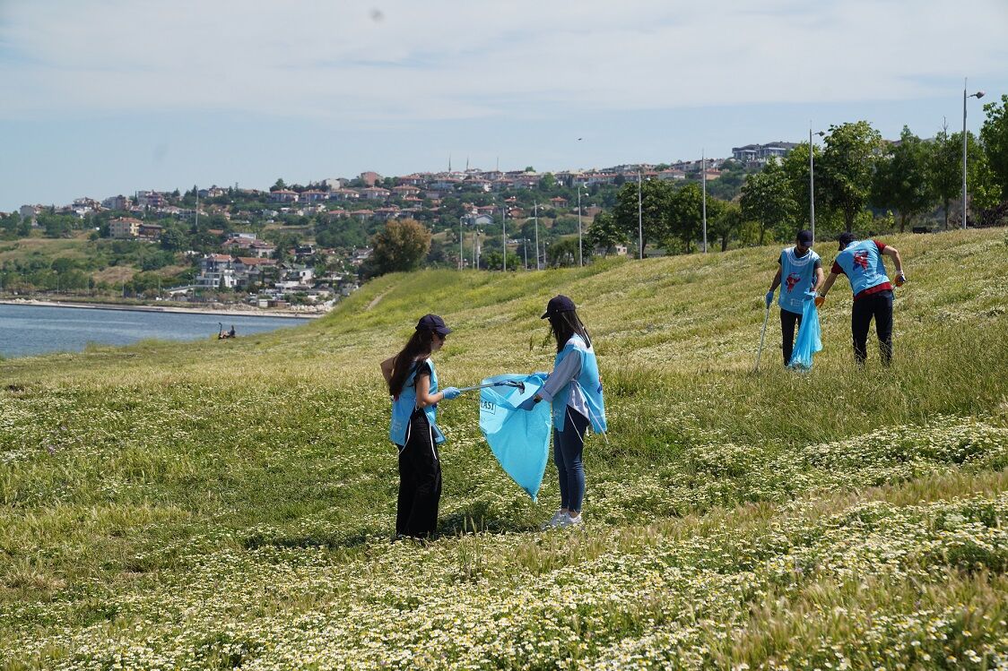 Beyli̇kdüzü’nde Dünya Çevre Günü’ne Özel Kiyi Temi̇zli̇ği̇ (5)