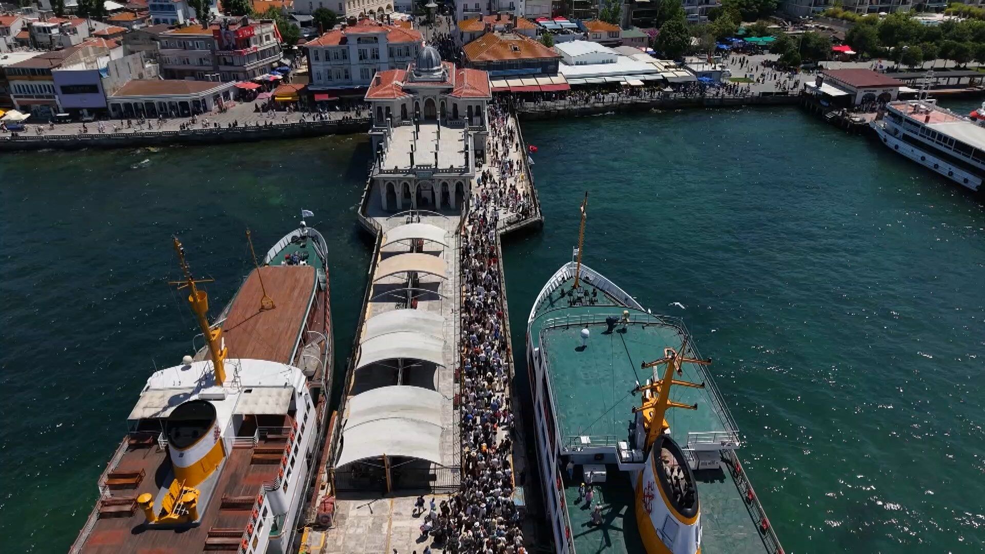 Büyükada’da hafta sonu yoğunluğu: 'İğne atsan yere düşmez'