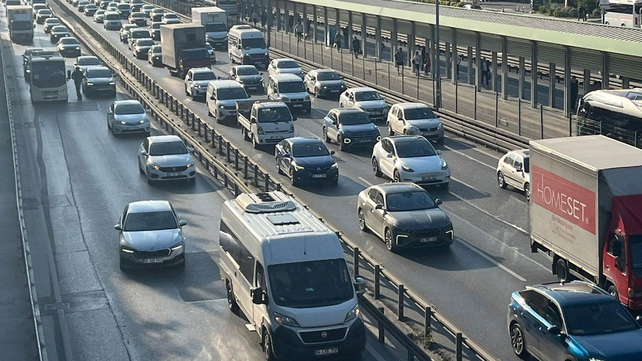 İstanbul'da yağmurun da etkisiyle trafik yoğunluğu yaşandı
