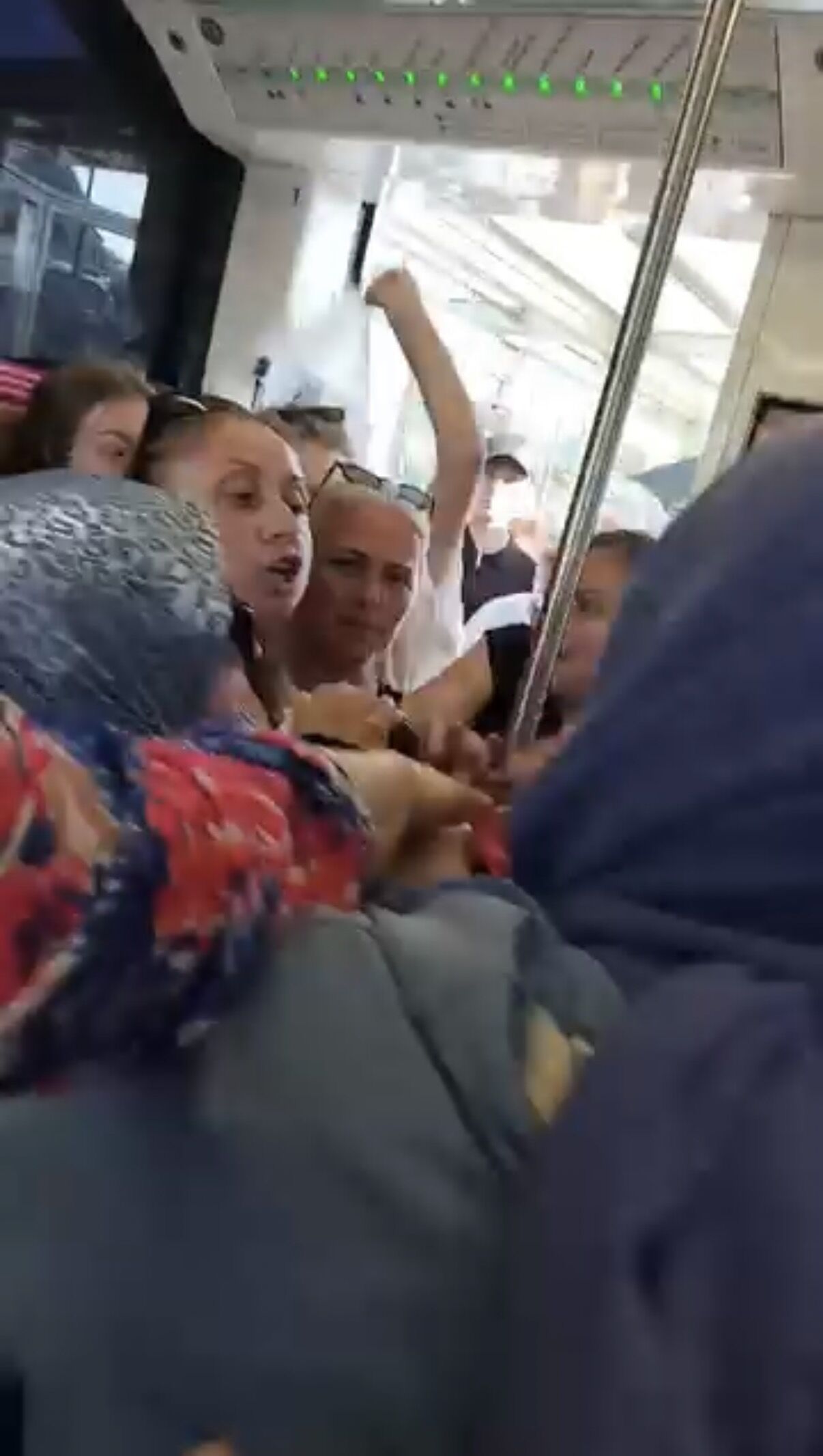 Eminonu’nde Tramvayda Cocuklar Kalksin 1414246 420325 (1)