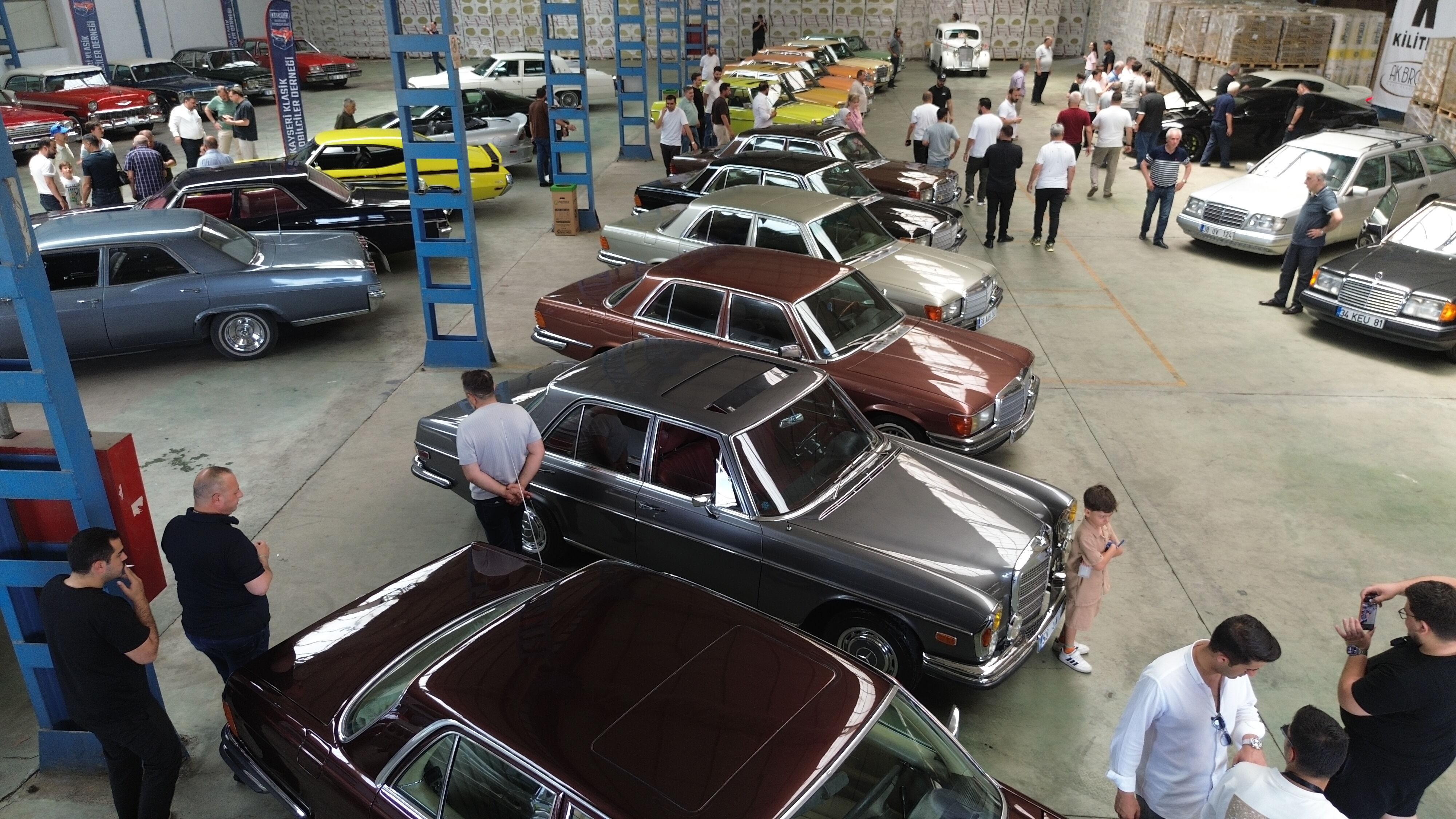 Klasik otomobiller fabrika hangarında sergilendi