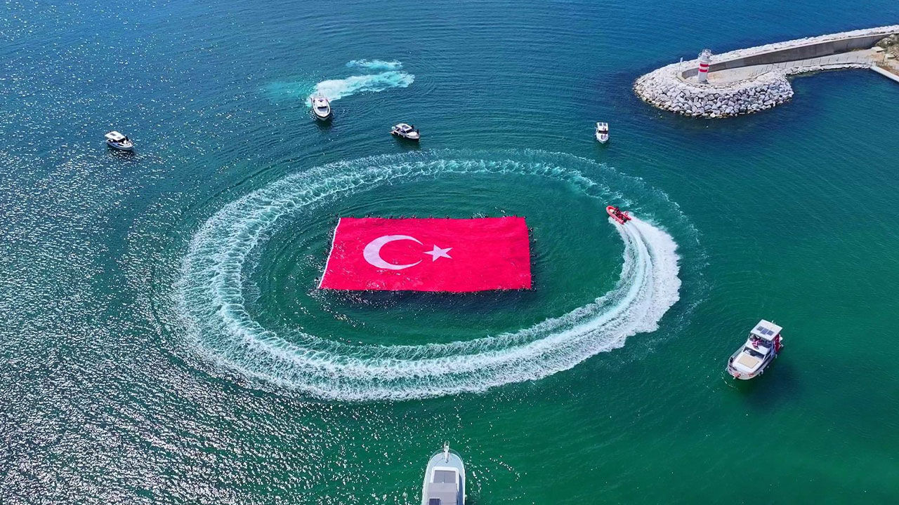 Büyükçekmece’de denizde 660 metrekarelik Türk bayrağı açıldı