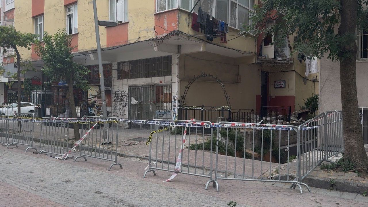 Güngören’de 5 katlı binanın balkonu yıkıldı