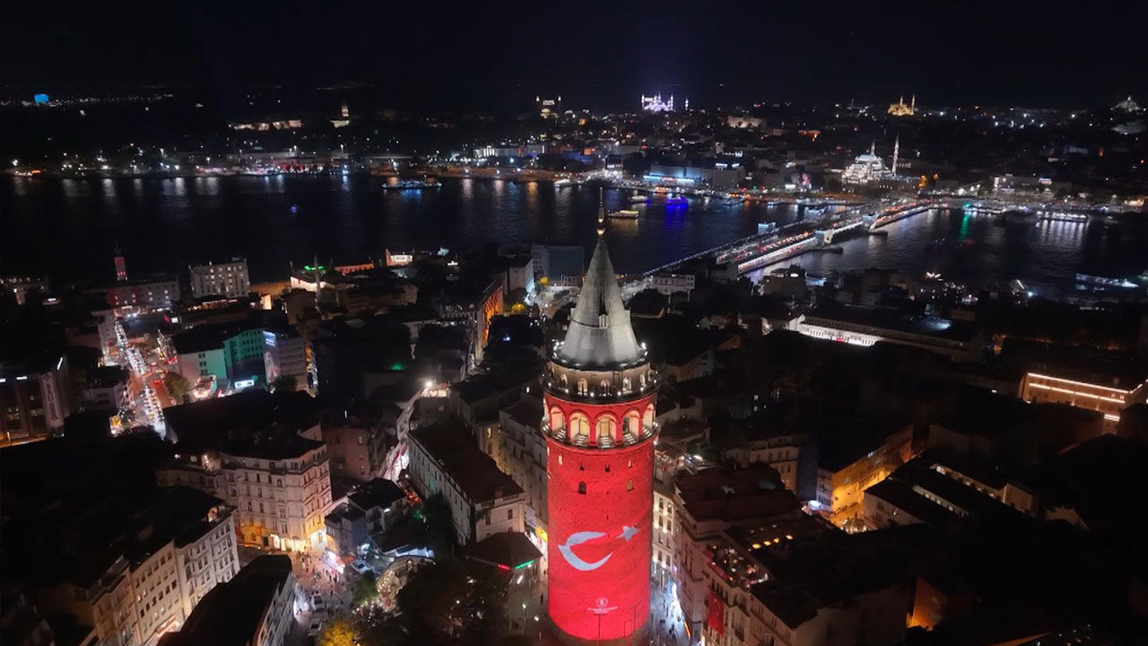Galata Kulesi’ne Türk bayrağı yansıtıldı