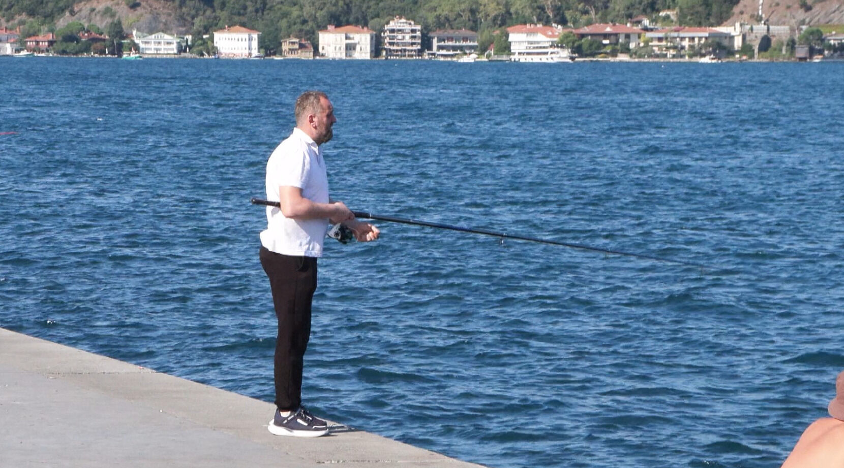 Istanbulda Sicaktan Bunalanlar Bebek Sa 1470856 437650 (1)