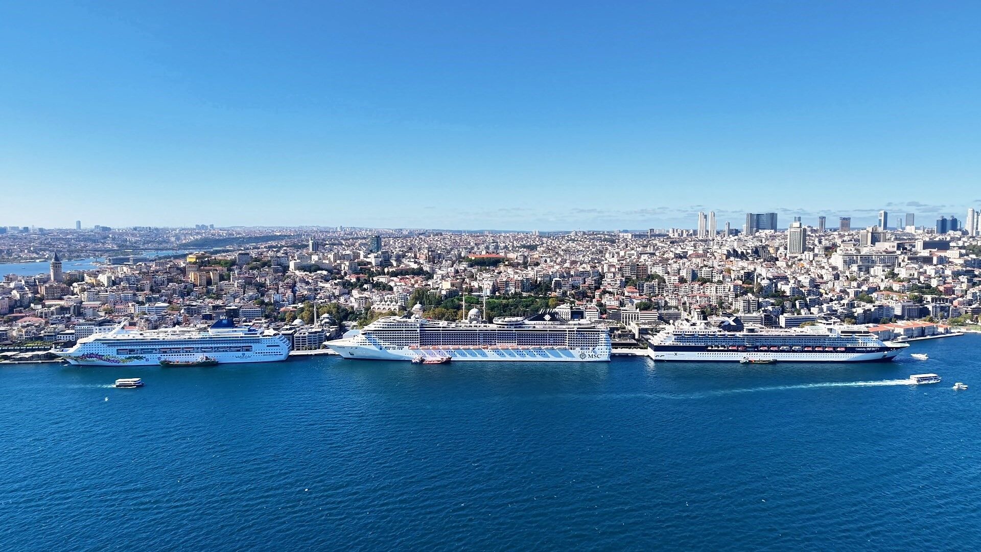 İstanbul'un siluetine 3 kruvaziyer gemisi eşlik etti