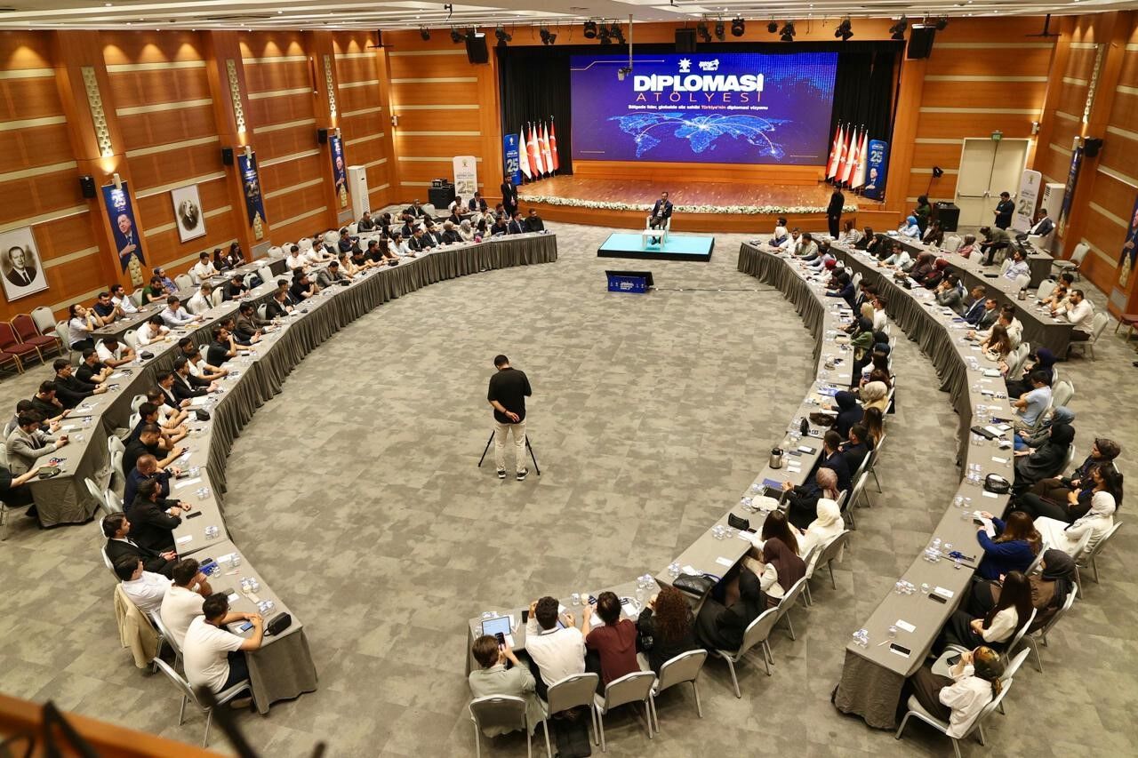 AK Parti İstanbul İl Gençlik Kolları "Diplomasi Atölyesi"ni hayata geçirdi