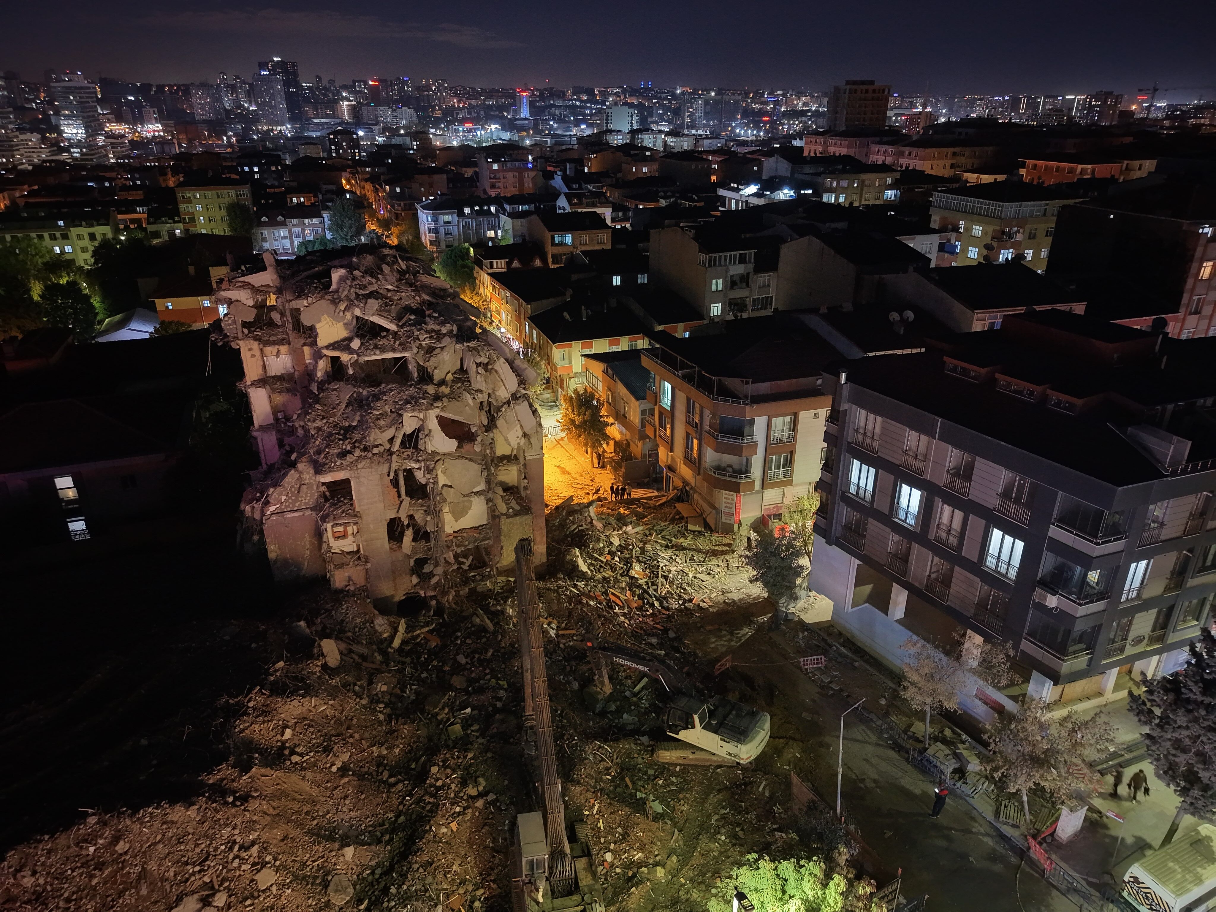 Küçükçekmece’de yıkım çalışmasında çöken binada arama çalışmaları sona erdi