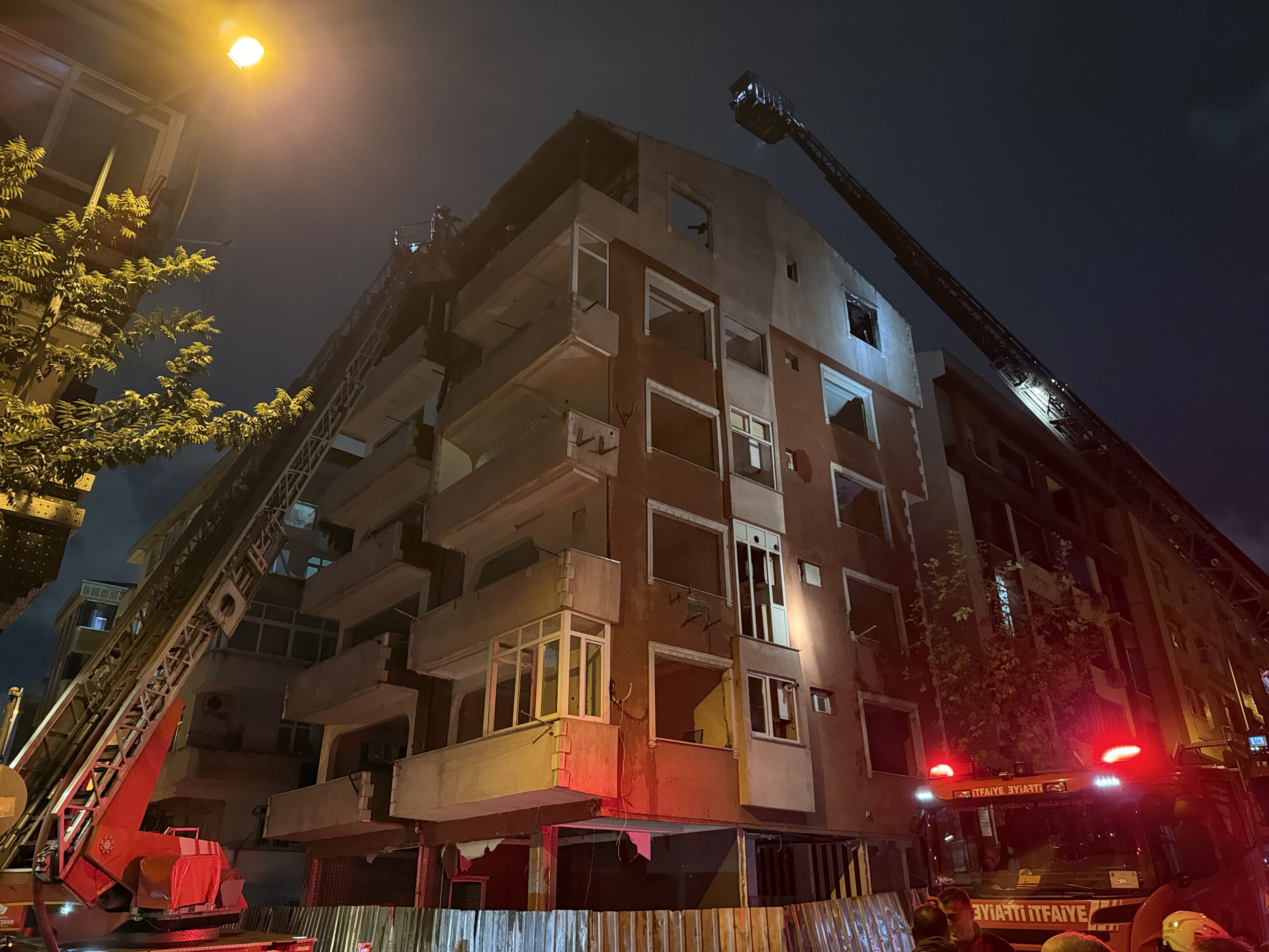Güngören’de metruk binanın çatı katı alev alev yandı
