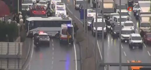 Avcılar'da kontrolden çıkan servis midibüsü kaza yaptı